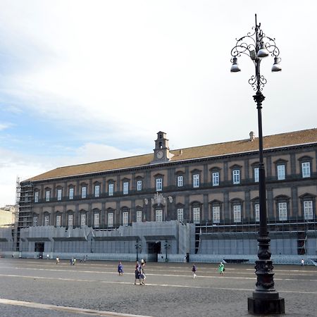 Relais Piazza Del Plebiscito B&B Неаполь Екстер'єр фото