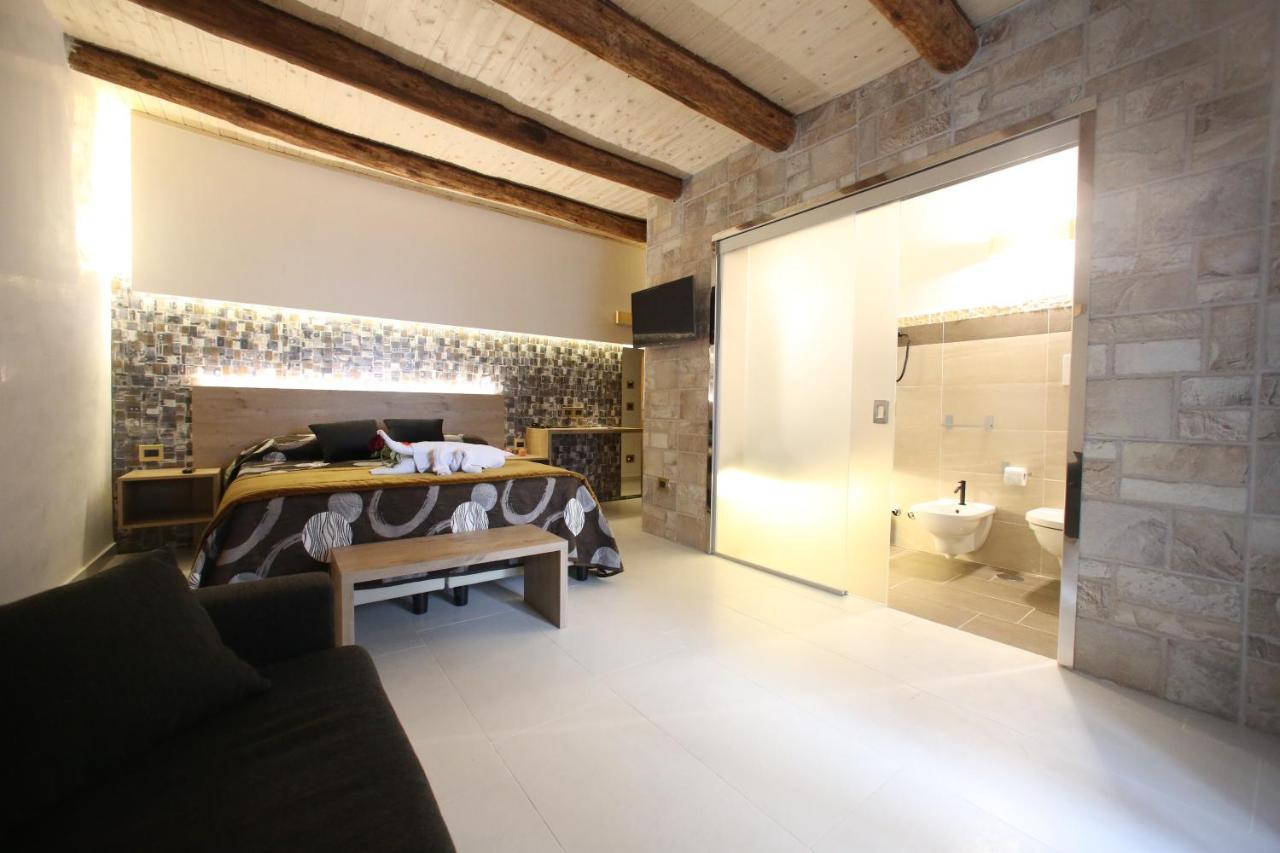 Relais Piazza Del Plebiscito B&B Неаполь Екстер'єр фото