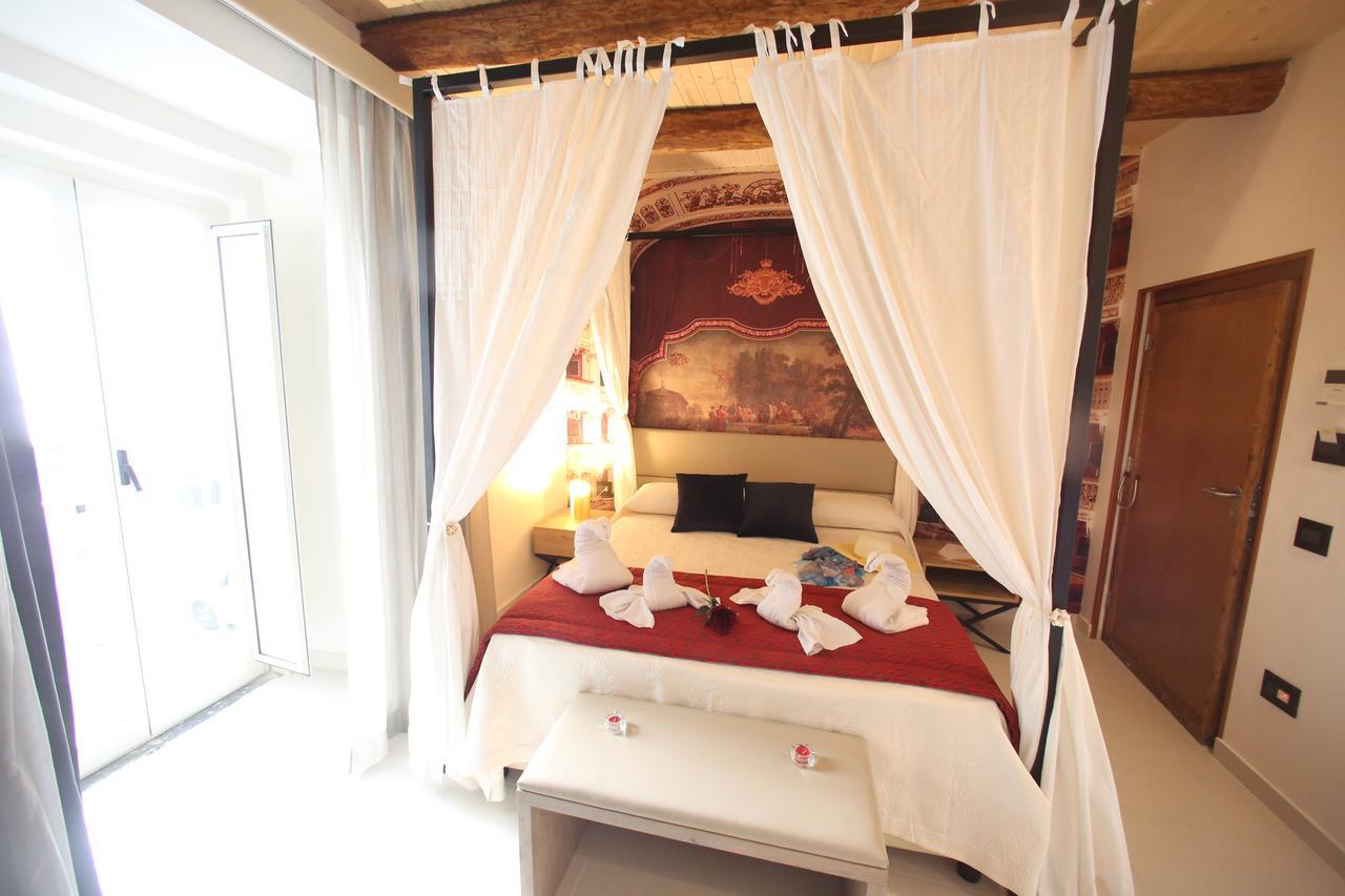 Relais Piazza Del Plebiscito B&B Неаполь Екстер'єр фото